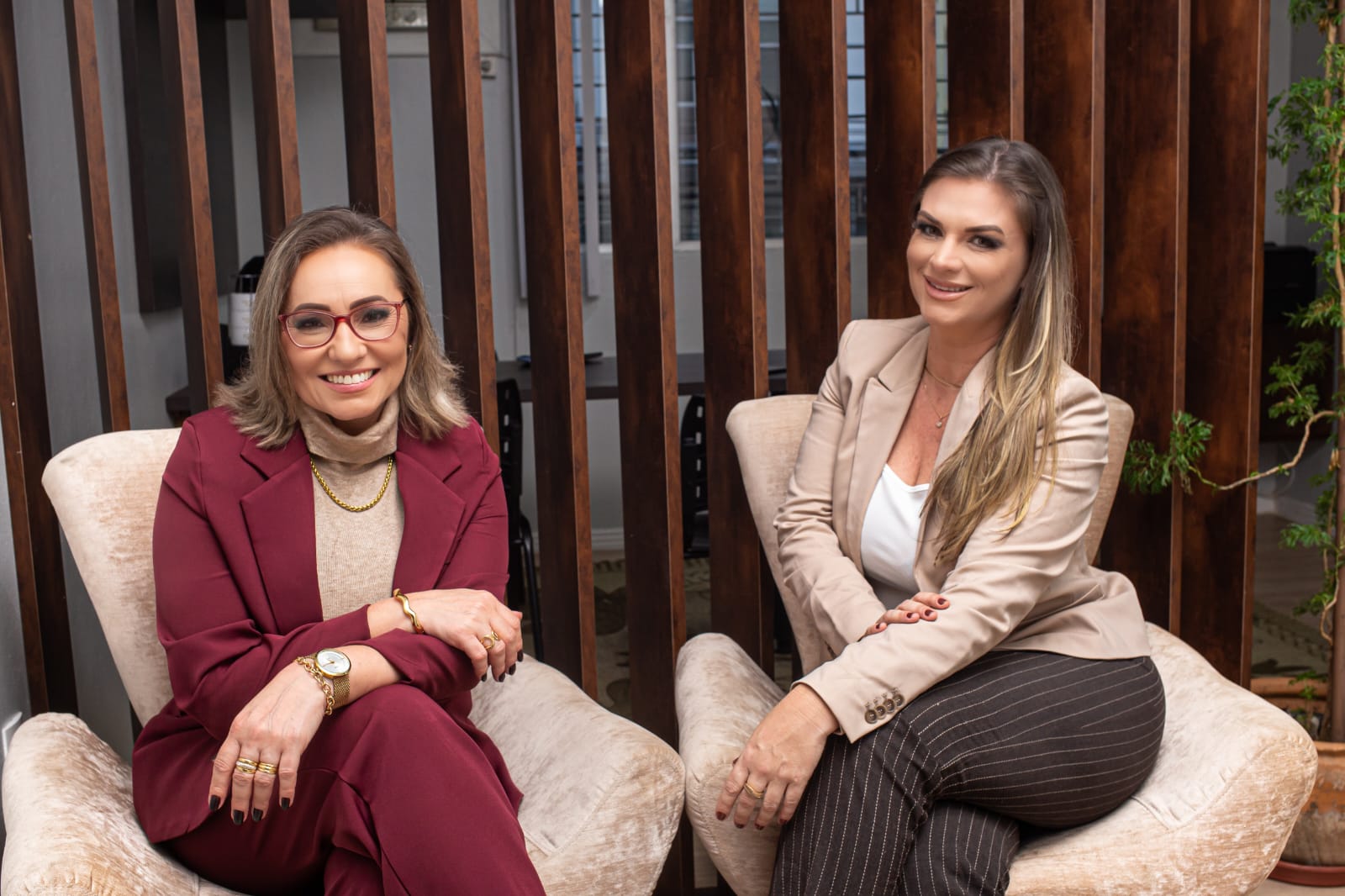 Advogadas Valle & Metzelthin em atendimento